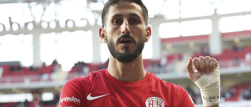 Sagiv Jehezkel von Antalyaspor zeigt nach einem Tor auf seinen bandagierten Arm.