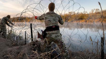 US-Einsatzkräfte am Rio Grande nahe Eagle Pass.
