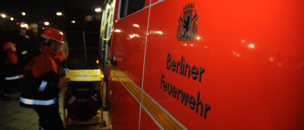 In zwei Berliner Bezirken ist es im Laufe der Nacht zu Brandstiftungen gekommen.