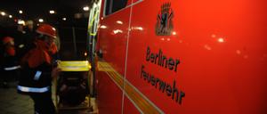 In zwei Berliner Bezirken ist es im Laufe der Nacht zu Brandstiftungen gekommen.