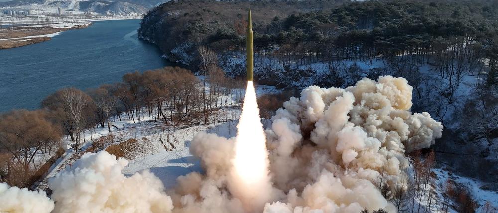 Ein Foto des Raketenstarts, das die nordkoreanische Nachrichtenagentur geliefert hat.