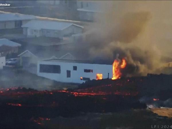 Lava, die neben einem Gebäude in der Nähe der Stadt Grindavík aus einem Vulkan in Island ausbricht.