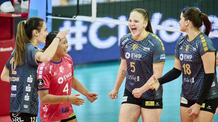 Suvi Kokkonen (Zweite von rechts) feierte mit ihren Teamkolleginnen kürzlich einen Sieg in der Champions League gegen Lodz.