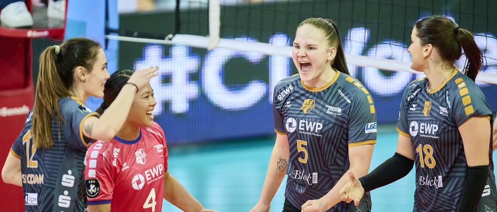 Suvi Kokkonen (Zweite von rechts) feierte mit ihren Teamkolleginnen kürzlich einen Sieg in der Champions League gegen Lodz.