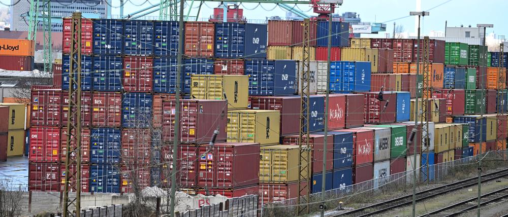 Container mit Wirtschaftsgütern stehen aufgestapelt im Hafen in Stuttgart (Archivbild).