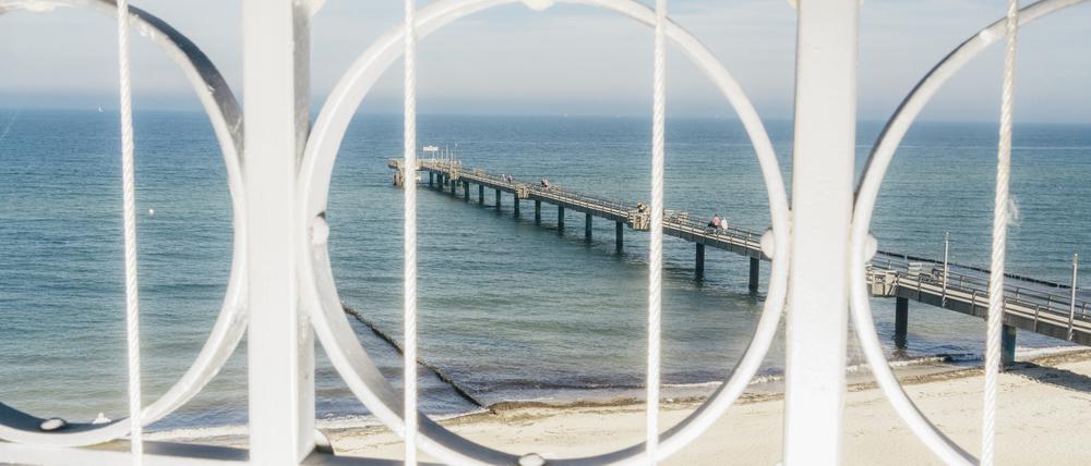 Ein Ort, zwei Welten: Der Hotelzaun teilt Heiligendamm.