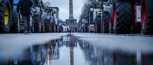 15.01.2024, Berlin: Die Siegessäule und Traktoren spiegeln sich in einer großen Pfütze. Zum Abschluss der Aktionswoche der Landwirte werden auch Hunderte LKW erwartet. Die Proteste richten sich gegen geplante Subventionskürzungen durch die Bundesregierung unter anderem beim Agrardiesel. Foto: Kay Nietfeld/dpa +++ dpa-Bildfunk +++