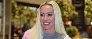 Dschungelcamp-Kandidatin Cora Schumacher kurz vor ihrem Abflug nach Australien am 9. Januar 2024.
