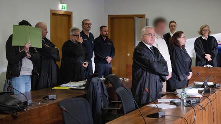 Die Angeklagten Benjamin K. (l.) und Björn R. mit ihren Anwälten beim Prozessauftakt vor dem Potsdamer Landgericht.