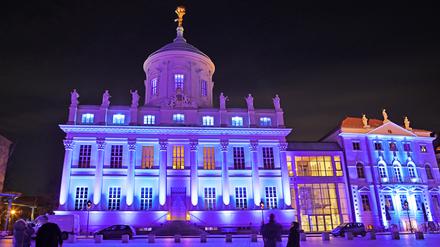Das Potsdam Museum im Alten Rathaus zu einer Lichtinstallation. Der Eingangsbereich im gläsernen Verbindungsbau wird modernisiert.