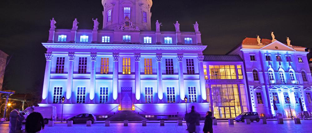 Das Potsdam Museum im Alten Rathaus zu einer Lichtinstallation. Der Eingangsbereich im gläsernen Verbindungsbau wird modernisiert.