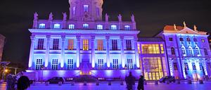 Das Potsdam Museum im Alten Rathaus zu einer Lichtinstallation. Der Eingangsbereich im gläsernen Verbindungsbau wird modernisiert.