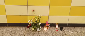 Blumen im Gedenken an den Verstorbenen im U-Bahnhof Lichtenberg. 