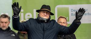 Joachim Rukwied, Präsident des Deutschen Bauernverbandes, versucht während der Rede von Christian Lindner (hinten, FDP), Bundesminister für Finanzen, die Landwirte zu beschwichtigen. Die Proteste richten sich gegen geplante Subventionskürzungen durch die Bundesregierung unter anderem beim Agrardiesel. 