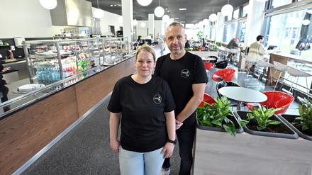 Potsdam, 15.01.2024, Lokales, „Coffee Nerds“, Cafeteria der Fachhochschule Potsdam, FHP-Cafeteria, Anett Chiriac, Bedri Restelica, Foto: Ottmar Winter PNN ACHTUNG: Foto ist ausschließlich für redaktionelle Berichterstattung der PNN und des TGSP! Eine kommerzielle Nutzung, z.B. Werbung, ist ausgeschlossen. Die Weitergabe an nicht autorisierte Dritte, insbesondere eine weitergehende Vermarktung über Bilddatenbanken, ist unzulässig.