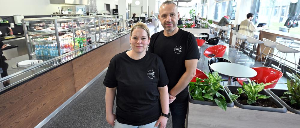 Potsdam, 15.01.2024, Lokales, „Coffee Nerds“, Cafeteria der Fachhochschule Potsdam, FHP-Cafeteria, Anett Chiriac, Bedri Restelica, Foto: Ottmar Winter PNN ACHTUNG: Foto ist ausschließlich für redaktionelle Berichterstattung der PNN und des TGSP! Eine kommerzielle Nutzung, z.B. Werbung, ist ausgeschlossen. Die Weitergabe an nicht autorisierte Dritte, insbesondere eine weitergehende Vermarktung über Bilddatenbanken, ist unzulässig.