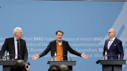 Reinhard Sager (v. l. n. r.), Präsident des Landkreistages, Karl Lauterbach (SPD), Bundesgesundheitsminister, und Uwe Brandl, Präsident des Städte-und Gemeindebundes, auf der Pressekonferenz nach dem Gipfeltreffen mit Vertreterinnen und Vertretern der kommunalen Spitzenverbänden zur Krankenhausreform. 