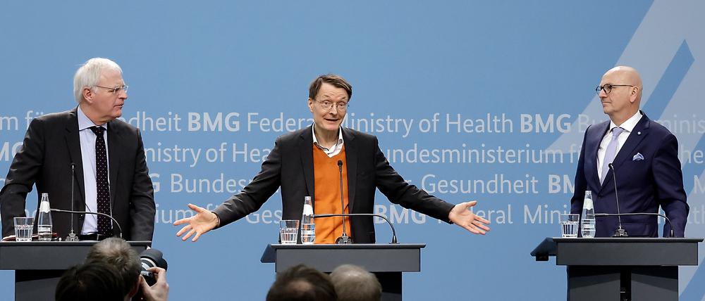 Reinhard Sager (v. l. n. r.), Präsident des Landkreistages, Karl Lauterbach (SPD), Bundesgesundheitsminister, und Uwe Brandl, Präsident des Städte-und Gemeindebundes, auf der Pressekonferenz nach dem Gipfeltreffen mit Vertreterinnen und Vertretern der kommunalen Spitzenverbänden zur Krankenhausreform.