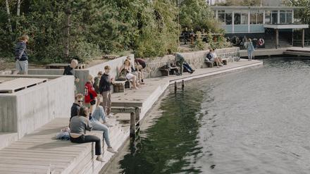 Eine dem Wasser zugewandte Stadt: Ufermöbel in Refshaleøen.