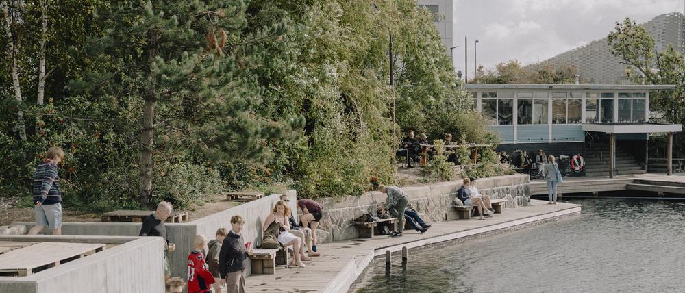 Eine dem Wasser zugewandte Stadt: Ufermöbel in Refshaleøen.