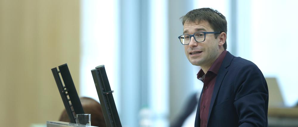 Sebastian Striegel, Parlamentarischer Geschäftsführer der Fraktion Bündnis 90/Grüne im Landtag von Sachsen-Anhalt, spricht im Plenarsaal. 