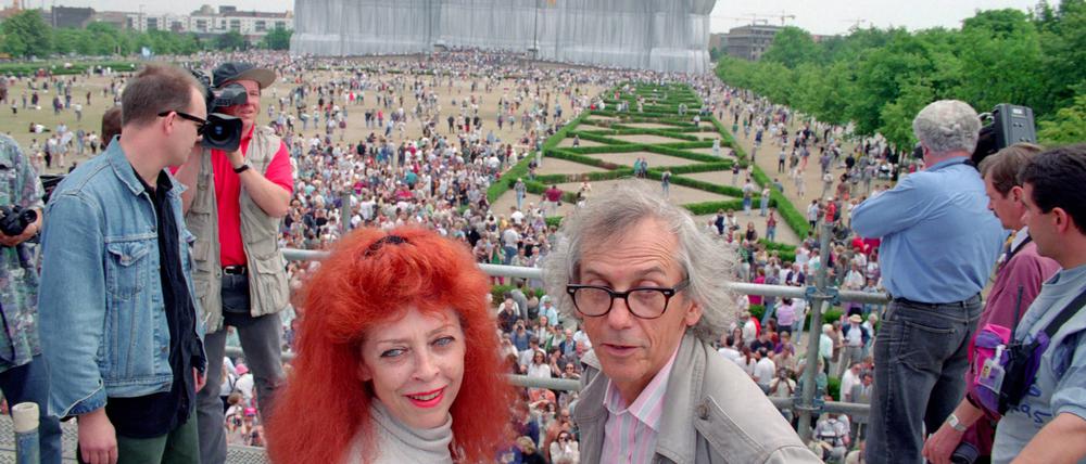 Das Sommermärchen vom Juni 1995: Christo und Jeanne Claude vor dem verhüllten Reichstagsgebäude in Berlin.