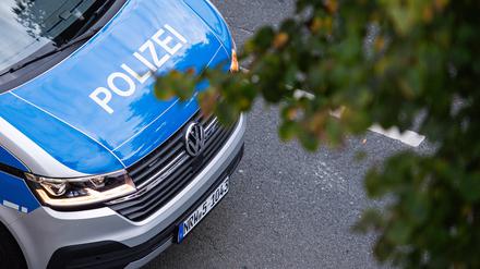 Ein Polizeiauto. Ein Mann wurde zu lebenslanger Haft nach 32 Messerstichen auf eine Frau verurteilt. 