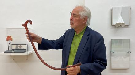 René Block mit einem Editionsobjekt von Mona Hatoum zwischen Editionen von Richard Hamilton (lks.) und KH Hödicke.