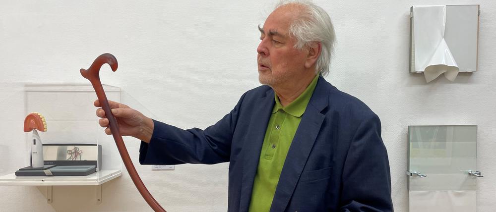 René Block mit einem Editionsobjekt von Mona Hatoum zwischen Editionen von Richard Hamilton (lks.) und KH Hödicke.