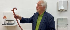 René Block mit einem Editionsobjekt von Mona Hatoum zwischen Editionen von Richard Hamilton (lks.) und KH Hödicke.