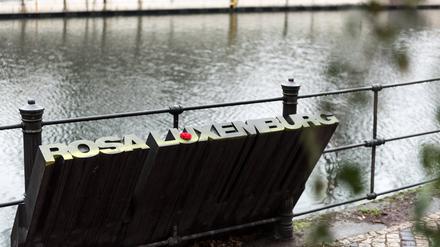 Ein Schriftzug mit dem Namen von Rosa Luxemburg steht als Mahnmal am Landwehrkanal am Katharina-Heinroth-Ufer.