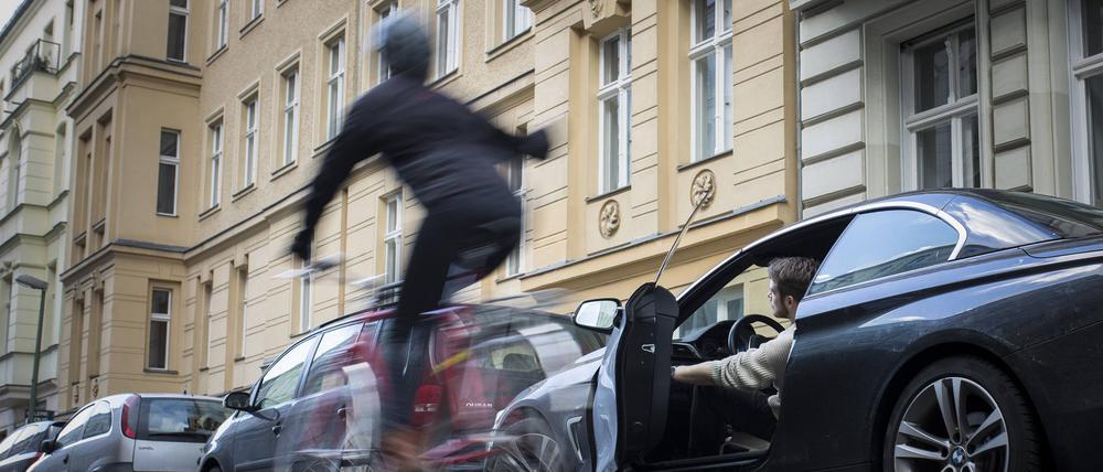 Gestellte Szene zum Thema Verkehrssicherheit: Ein Autofahrer oeffnet die Fahrertuer, waehrend ein Radfahrer eng daran vorbeifaehrt und sich darueber aufregt. Berlin, 13.02.2018. Berlin Deutschland *** Asked scene on the subject of road safety a motorist opens the driver s door while a cyclist closely passes by and it upset Berlin 13 02 2018 Berlin Germany PUBLICATIONxINxGERxSUIxAUTxONLY Copyright: xFlorianxGaertner/photothek.netx