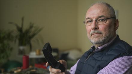 Seelsorgeberater Uwe Müller von der Kirchlichen Telefonseelsorge in Berlin und Brandenburg sitzt in einem Büro vom Diakonie Freiwilligenzentrum am Telefon. 