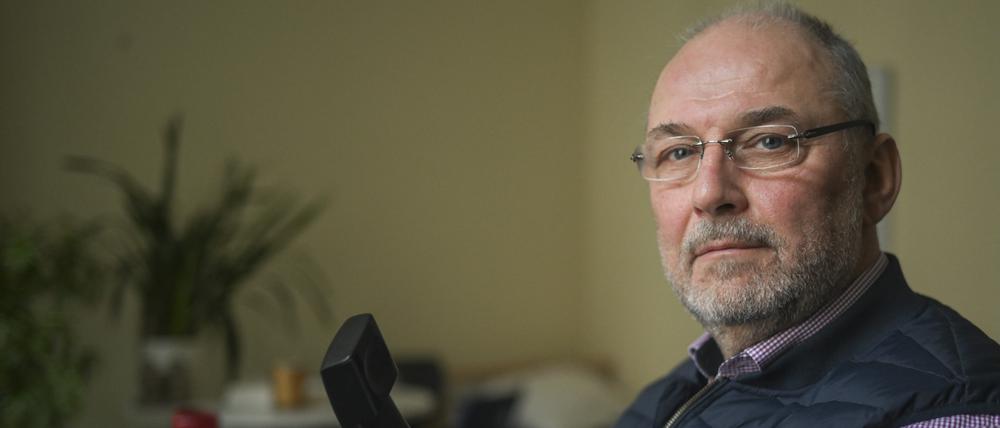Seelsorgeberater Uwe Müller von der Kirchlichen Telefonseelsorge in Berlin und Brandenburg sitzt in einem Büro vom Diakonie Freiwilligenzentrum am Telefon. 