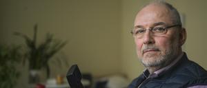 Seelsorgeberater Uwe Müller von der Kirchlichen Telefonseelsorge in Berlin und Brandenburg sitzt in einem Büro vom Diakonie Freiwilligenzentrum am Telefon. 