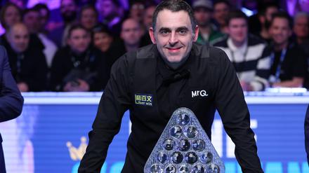 Achter Streich. Ronnie O’Sullivan mit dem Masters-Trophäe.