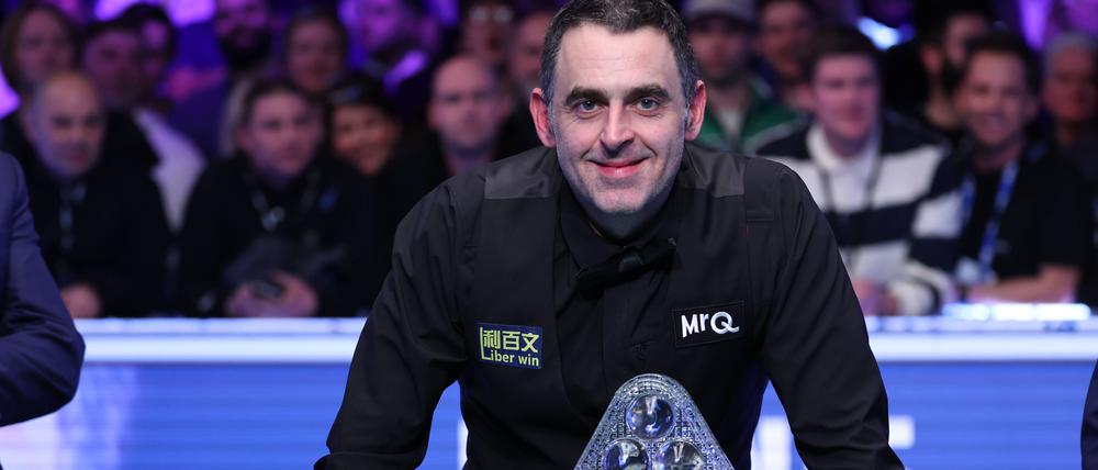 Achter Streich. Ronnie O’Sullivan mit dem Masters-Trophäe.