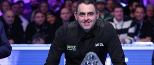 Achter Streich. Ronnie O’Sullivan mit dem Masters-Trophäe.