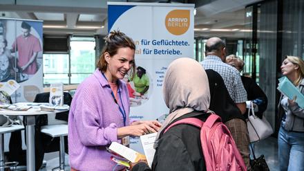 Die Berliner Jobcenter, IHK Berlin und HWK Berlin laden Menschen mit Flucht- und Migrationserfahrung ein, mit Arbeitgebern in Kontakt zu kommen.