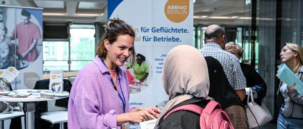 Die Berliner Jobcenter, IHK Berlin und HWK Berlin laden Menschen mit Flucht- und Migrationserfahrung ein, mit Arbeitgebern in Kontakt zu kommen.