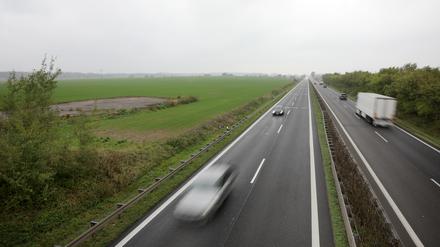 Auf einem Acker an der A10 soll eine Raststätte gebaut werden.