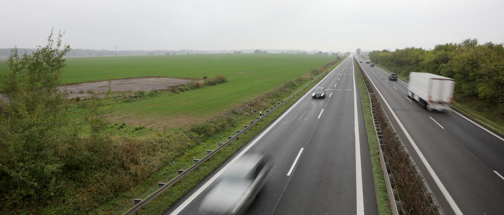 Auf einem Acker an der A10 soll eine Raststätte gebaut werden.