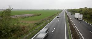 Auf einem Acker an der A10 soll eine Raststätte gebaut werden.
