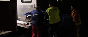 Einsatzkräfte bringen die Trage mit dem Leichnam des verunglückten E-Roller-Fahrers zum Krankenwagen. Ein E-Roller-Fahrer ist in Berlin-Marzahn unter eine Straßenbahn geraten und tödlich verletzt worden.