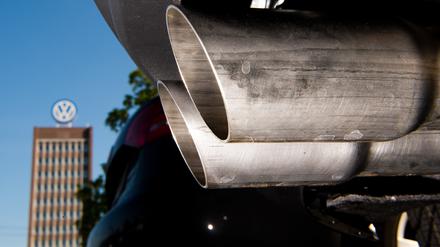 Die Deutsche Umwelthilfe (DUH) und das Kraftfahrt-Bundesamt streiten sich vor Gericht über die Duldung von Abschalteinrichtungen in Dieselautos von VW-Autos.