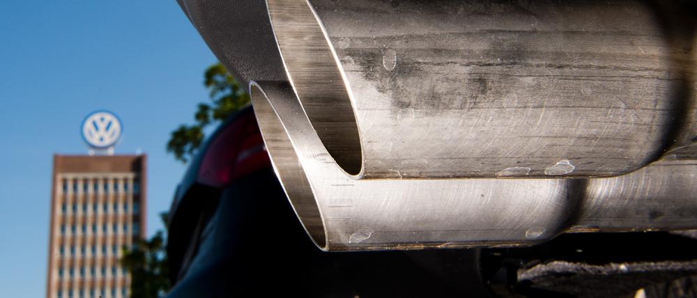 Die Deutsche Umwelthilfe (DUH) und das Kraftfahrt-Bundesamt streiten sich vor Gericht über die Duldung von Abschalteinrichtungen in Dieselautos von VW-Autos.