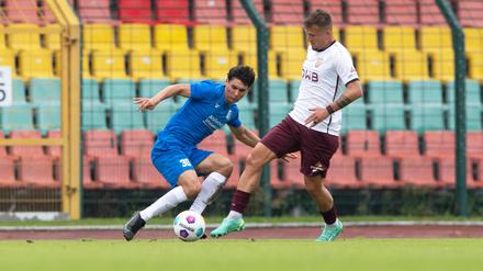 Tugay Uzan (re., gegen Louis Wagner von der VSG Altglienicke) ist mit dem BFC Dynamo Tabellenzweiter.
