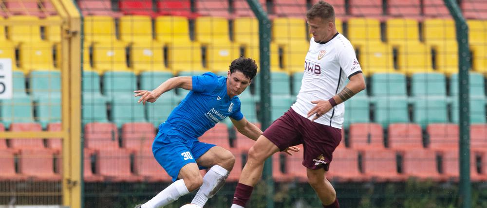 Tugay Uzan (re., gegen Louis Wagner von der VSG Altglienicke) ist mit dem BFC Dynamo Tabellenzweiter.