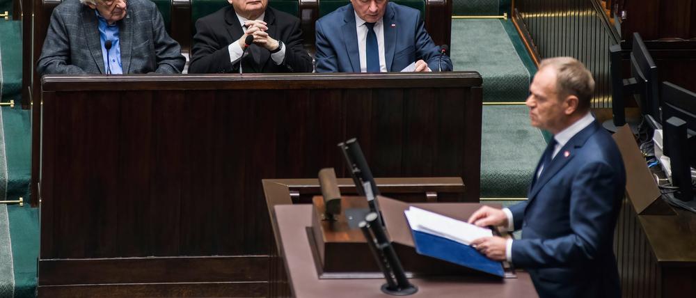 PiS-Parteichef Jaroslaw Kaczynski (Mitte) horcht einer Rede von Regierungschef Donald Tusk. (Archivfoto)