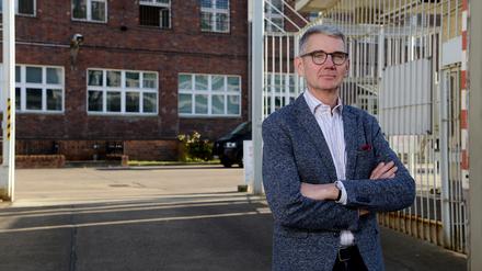 Helge Heidemeyer, ab 2020 neuer Leiter der Stasi-Gedenkstätte Hohenschönhausen in Berlin. Fotografiert vor dem Eingang des ehemaligen Gefängnisses.
Foto: Mike Wolff